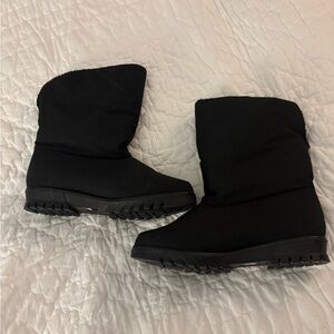 Toe Warmers Canada Black Winter Boots size 9w, fleece lined, cozy, soft, warm